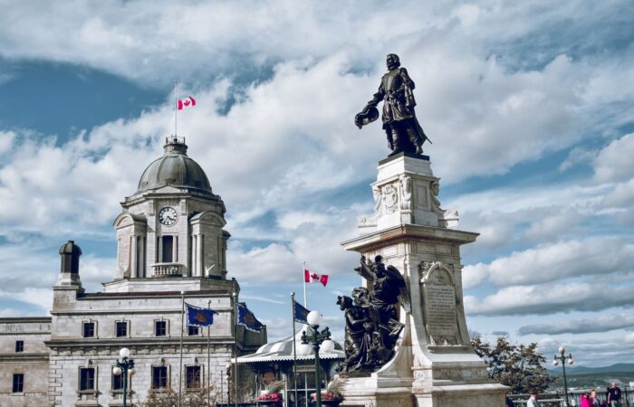 Discover this iconic monument and historic building in Québec City under a bright blue sky.