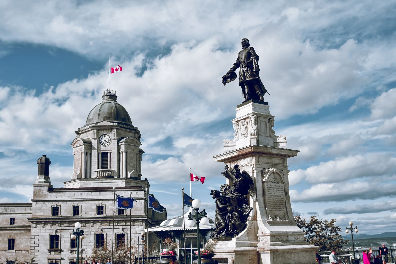 Discover this iconic monument and historic building in Québec City under a bright blue sky.